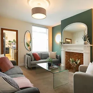 Holiday home Stylish 4 Bed In W/parking, Nottingham