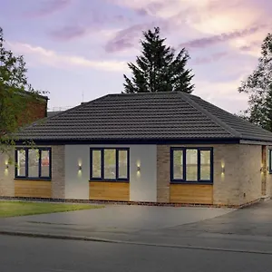 Villa Brand New 4 Bed Deluxe Modern - Sleeps 9 - Private Parking & Garden, Nottingham
